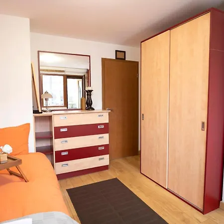 Cozy With Mountain View & Parking *