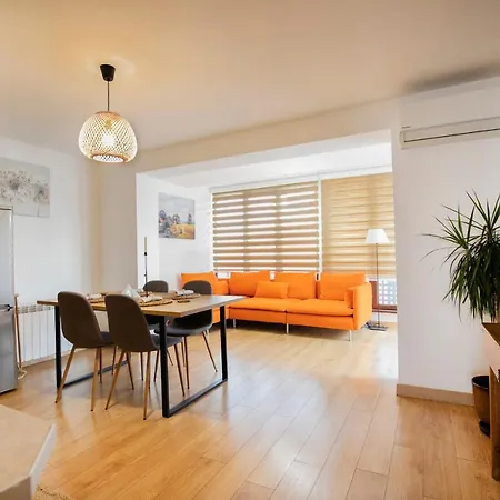 Apartman Cozy With Mountain View & Parking