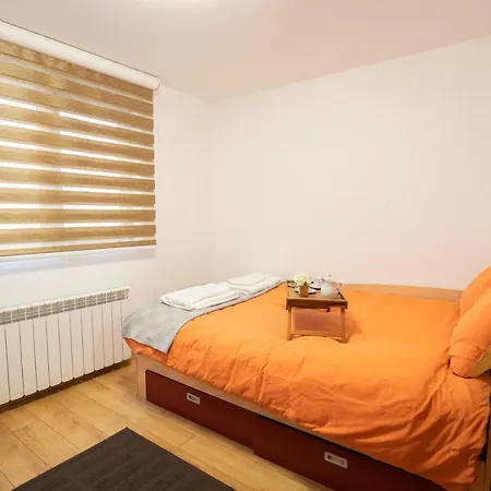 Cozy With Mountain View & Parking