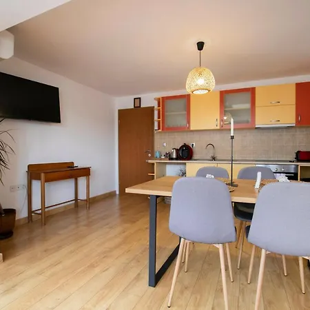 Apartman Cozy With Mountain View & Parking