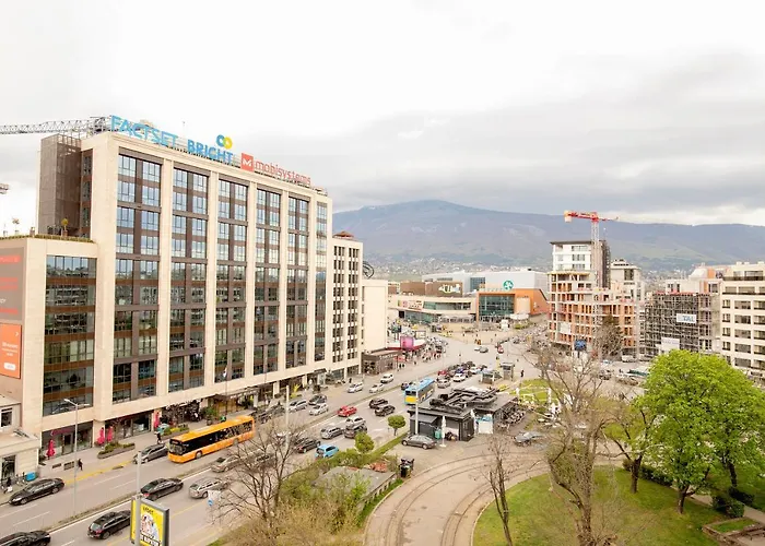 Cozy With Mountain View & Parking *